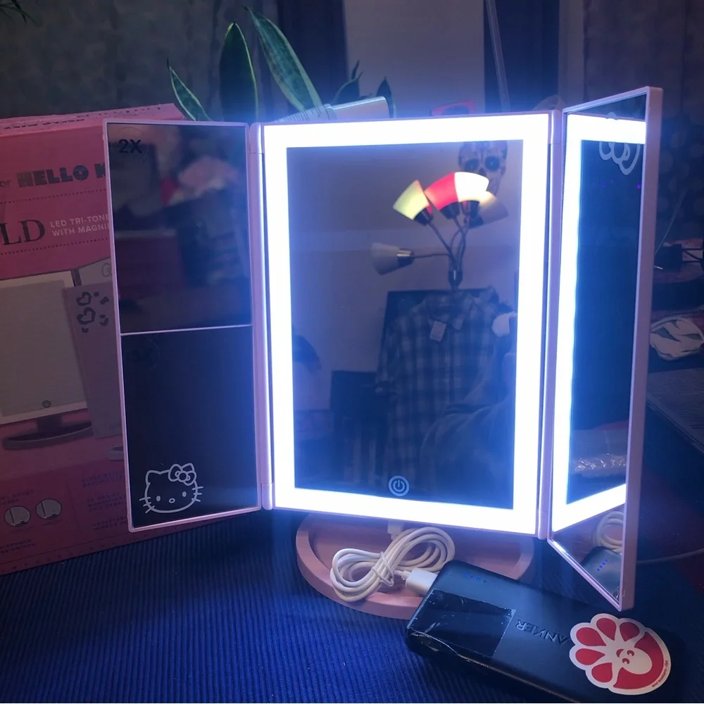 Hello Kitty  Mirror with Magnification and   touch sensor dimmer